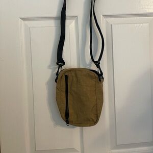 BAGGU SPORT CROSSBODY IN KHAKI